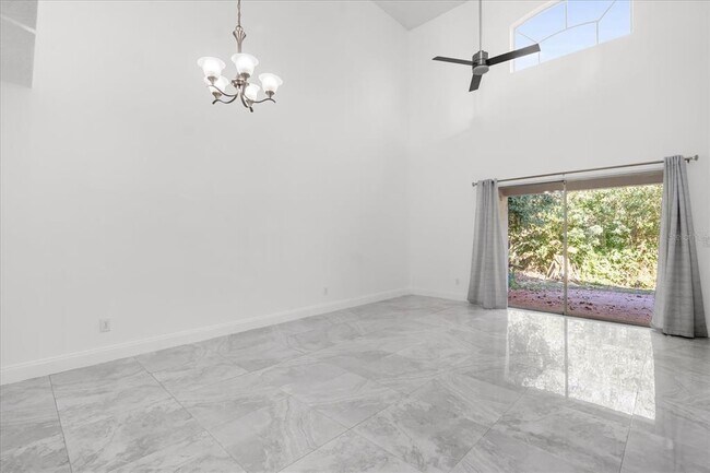 Building Photo - 14852 Laguna Beach Cir