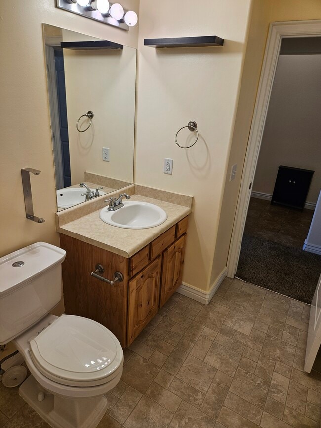 Building Photo - 1023 W Boston Ct