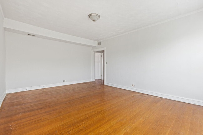 Building Photo - 940 E 48th St
