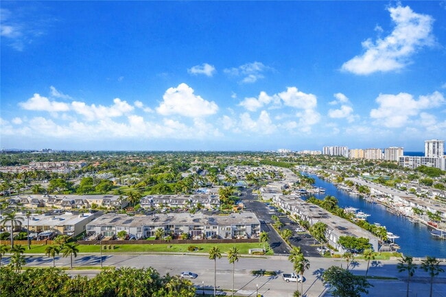Building Photo - 2500 Parkview Dr