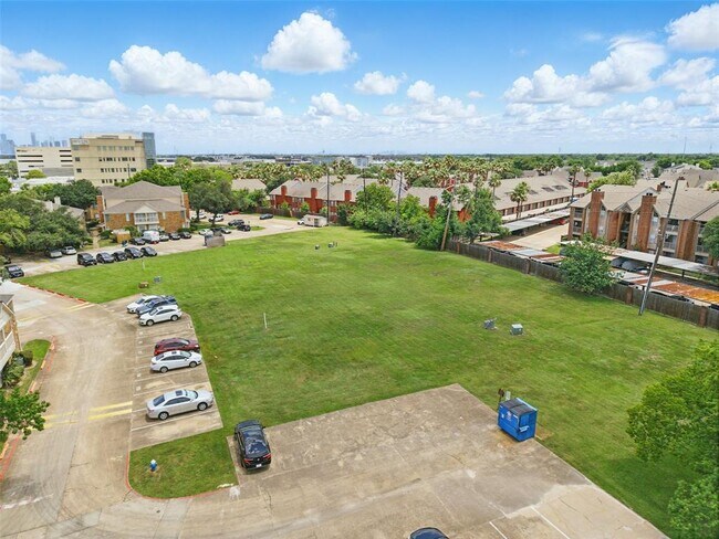 Building Photo - 2626 Holly Hall St