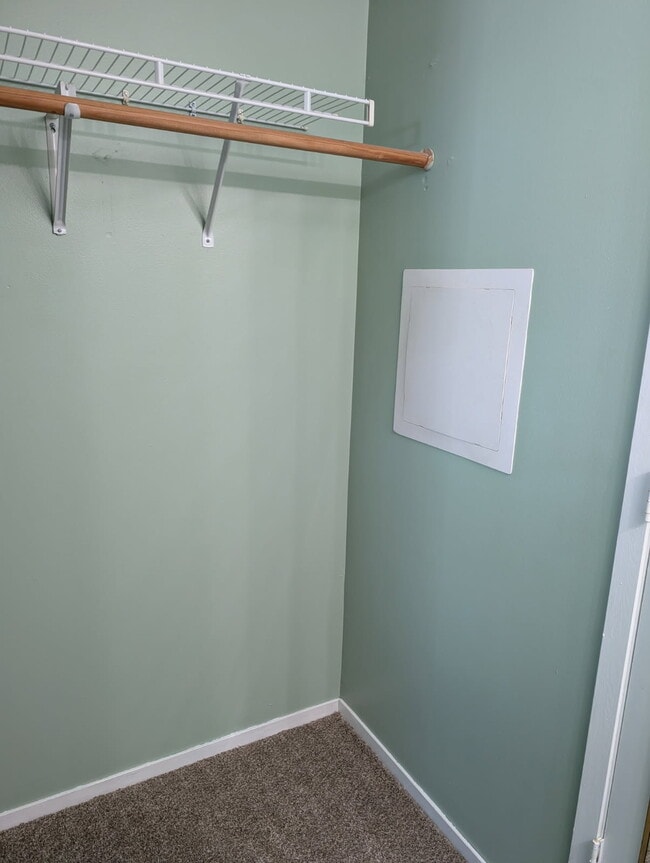 Walk In Closet - 122 Demont Avenue East