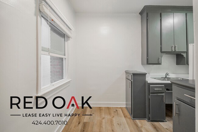 Building Photo - 454 S Catalina St