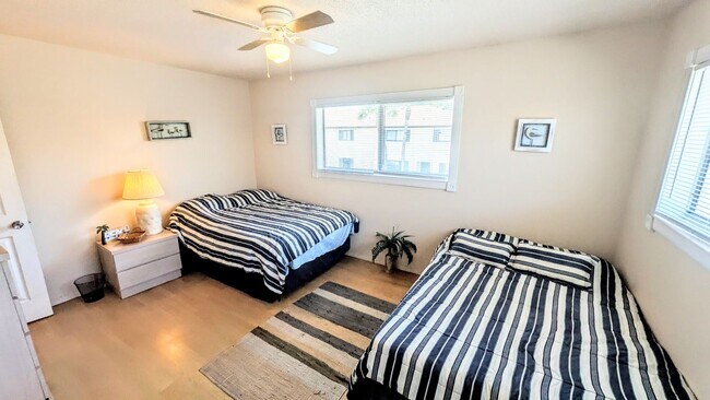Building Photo - Annual UNFURNISHED 2/1 condo Island life