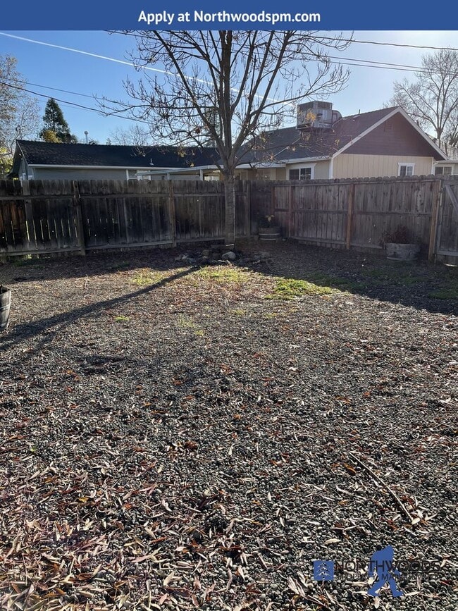 Building Photo - Very Cute 1 bed 1 bath upstairs unit, with...