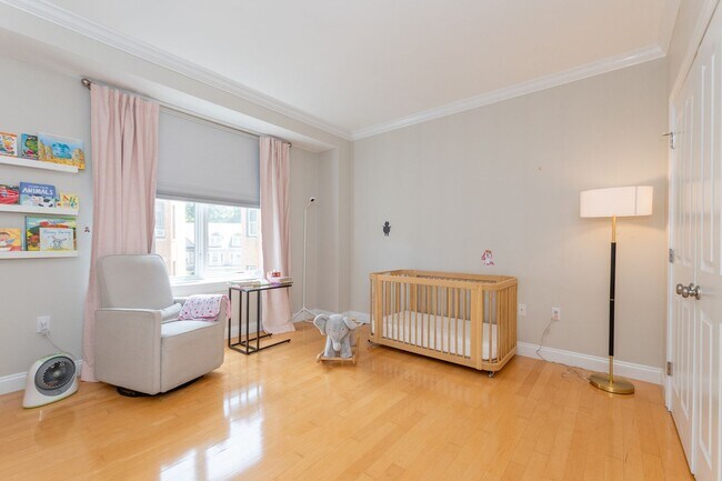 Building Photo - Amazing Brookline 3 bed 2.5 bath....