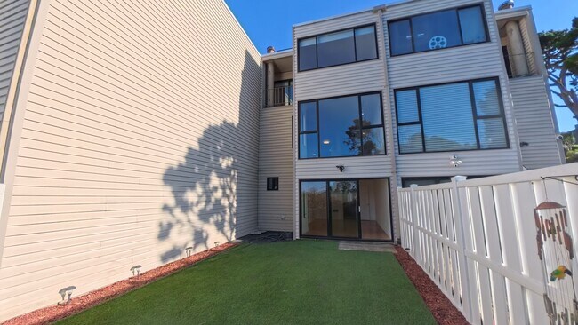 Building Photo - 5003 Diamond Heights Blvd