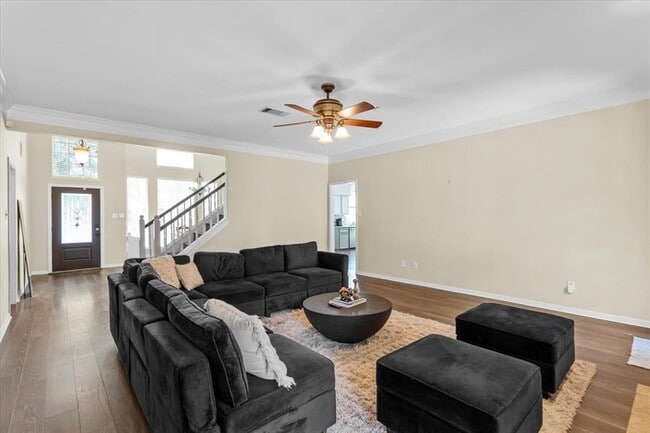 Building Photo - 10116 Pinehurst Dr