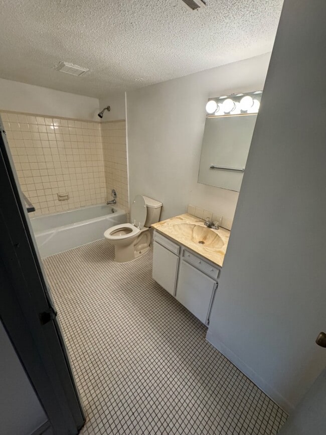 Building Photo - 4 Manor Dr