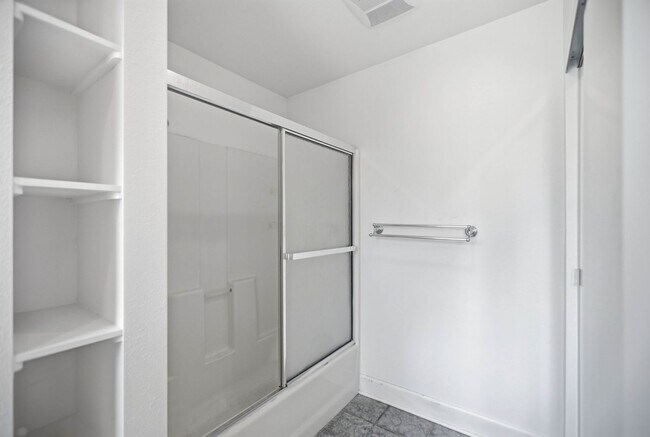 Building Photo - Steps from Green Lake ,6 bed 3 bath home with 2 kitchens and 2 laundry rooms.