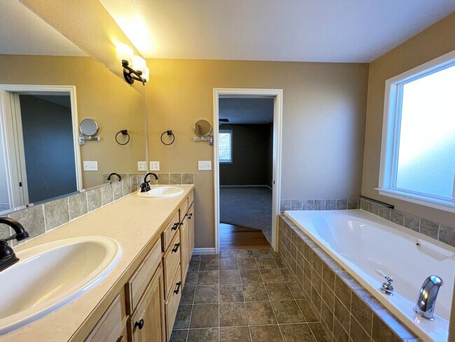 Building Photo - Beautiful 2 bed 2 bath home in the Woodbridge Subdivision.