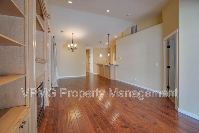 Building Photo - 7002 NE 56th St