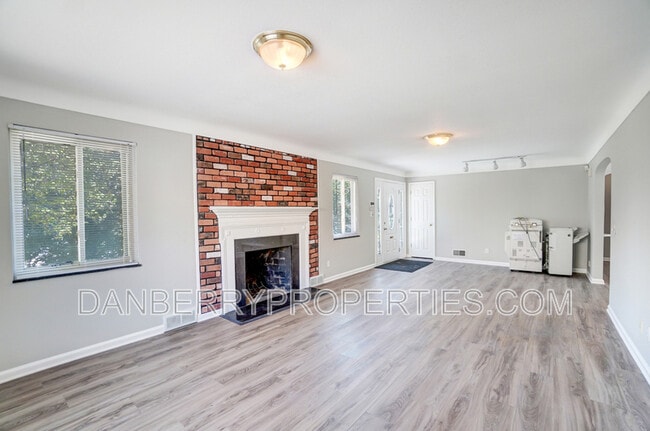 Building Photo - 1133 N Byrne Rd