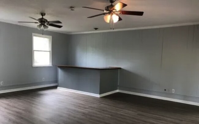 Building Photo - 3 bd/2 bth w/huge bonus room. Fenced yard