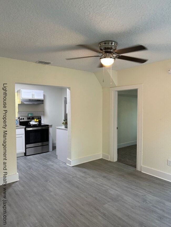 Building Photo - Beautiful 5 Bedroom Home With Modern Updates Throughout