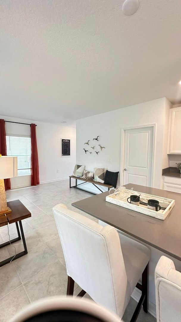 Building Photo - Bright & Open 4 Bed, 2 Bath Residence in Davenport!