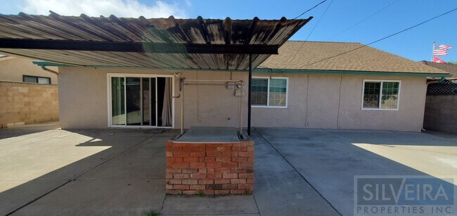 Building Photo - 1642 N Russell Ave