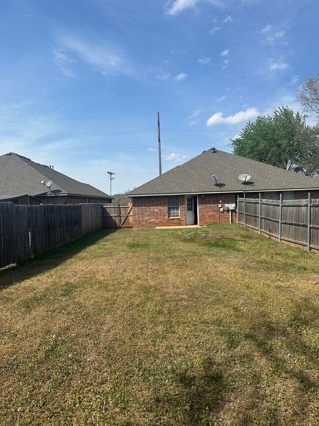 Building Photo - 3 bedroom, 2 bathroom, 2 car garage