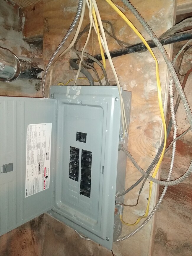 Building Photo - 655 N Yewdall St