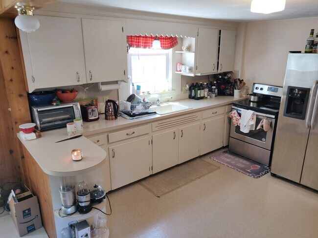 Building Photo - 4-Bedroom Home for Rent in the Heart of Si...