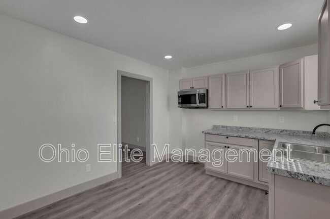 Building Photo - 807 E Deshler Ave