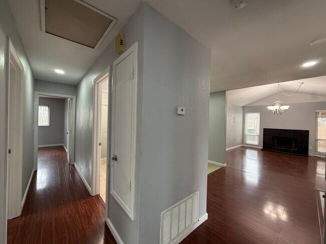 Building Photo - Bright Updated Single Story Home