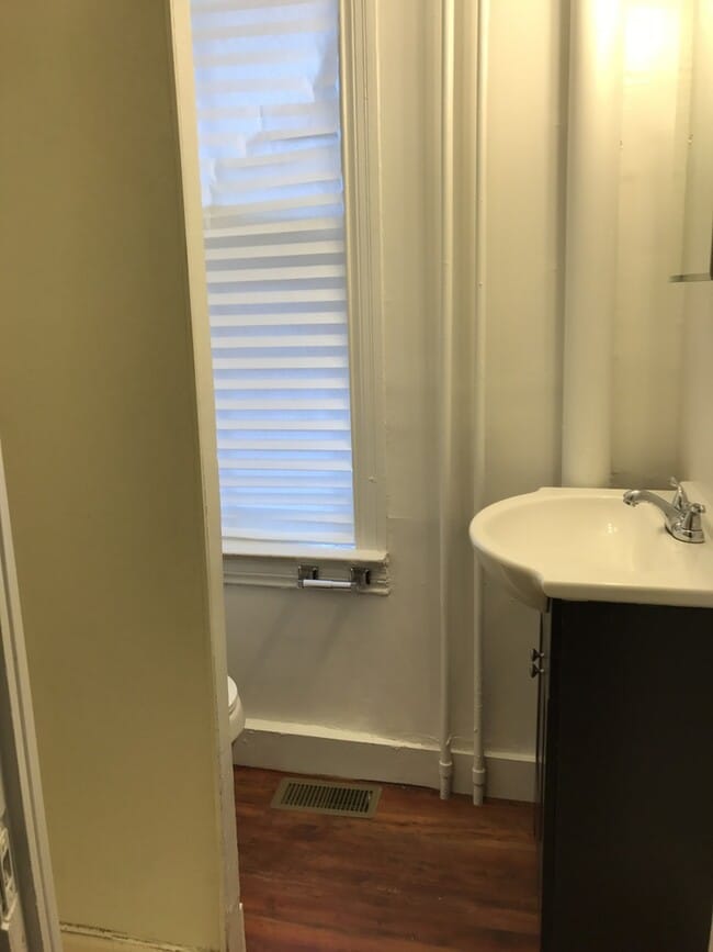 Building Photo - 1st Floor 1-2 Bedroom York City SD