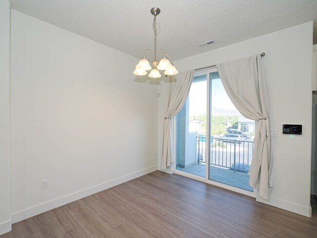 Building Photo - 3 Bedroom, 2.5 Bathroom in South Jordan