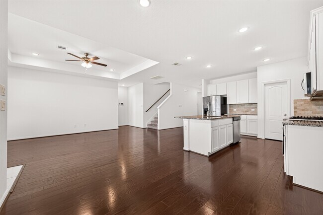 Building Photo - 8114 Royal Palm Ct