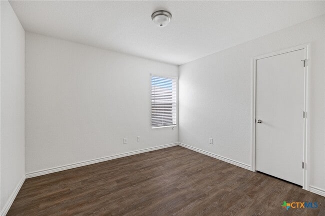 Building Photo - 903 Lasso Dr