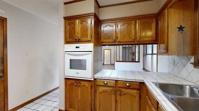 Building Photo - 2704 Wilderness Dr N