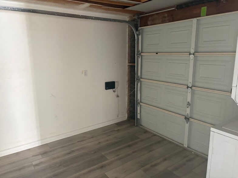 Building Photo - 44515 Cedar Ave