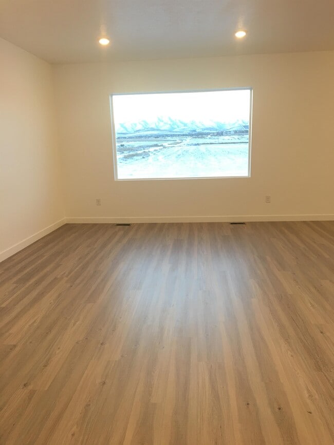 Building Photo - 597 N Orchard Dr