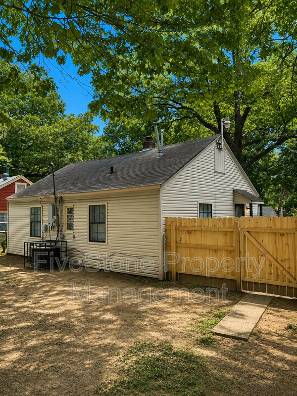 Building Photo - 1300 Robin Hood Ln