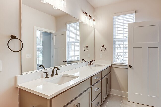 Building Photo - TOWNHOME W/ ROOFTOP TERRACE @ 5West Terraces!