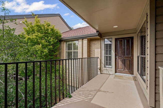 Building Photo - Delightful in Dallas