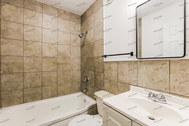 Building Photo - 3848 Richelieu Rd