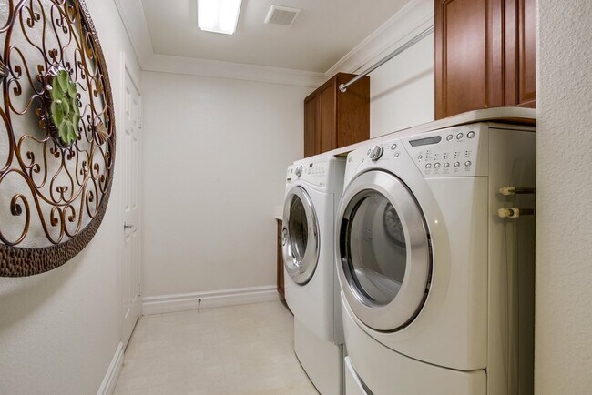 Building Photo - 452 Taylor Dr