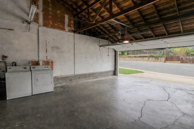 Building Photo - 4-Bedroom House with Fenced Backyard **Fresh Paint and New Flooring