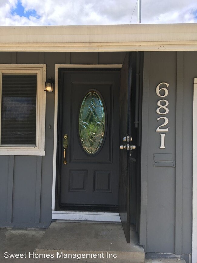 Building Photo - 4 br, 2 bath House - 6821 Chevy Chase Way