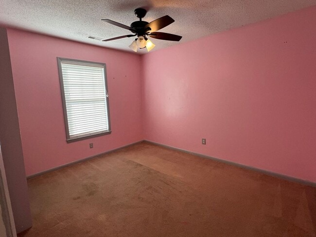 Building Photo - 3 bedroom, 2 bath House