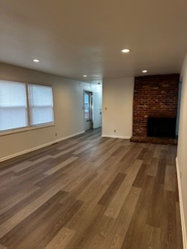 Building Photo - Newly Remodeled Home – Conveniently Located!