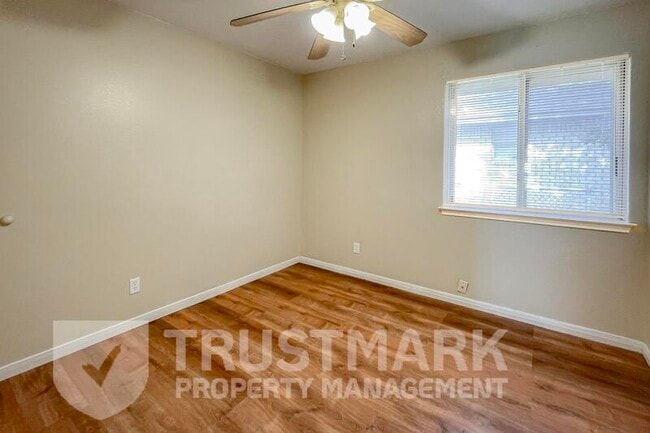 Building Photo - 2407 Armadillo Dr