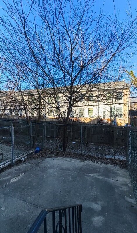 Building Photo - 4215 W Girard Ave