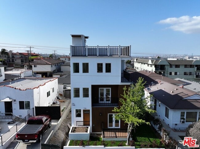 Building Photo - 778 W 25th St