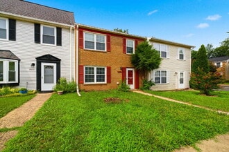 Building Photo - Beautifully Refreshed 3BR Townhome with Private Fenced Backyard in Brandy Station