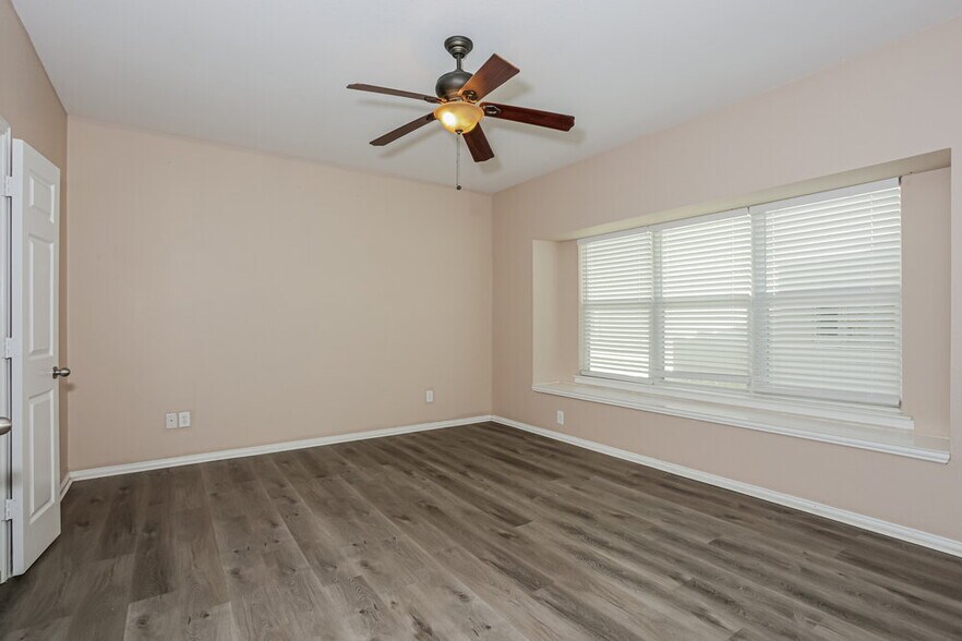 Building Photo - 317 Creekview Dr