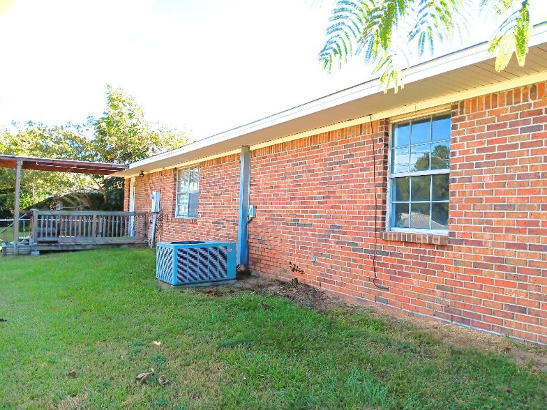 Building Photo - 252 Sanders Rd