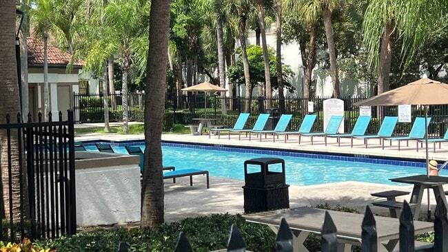 Building Photo - 560 S Park Rd