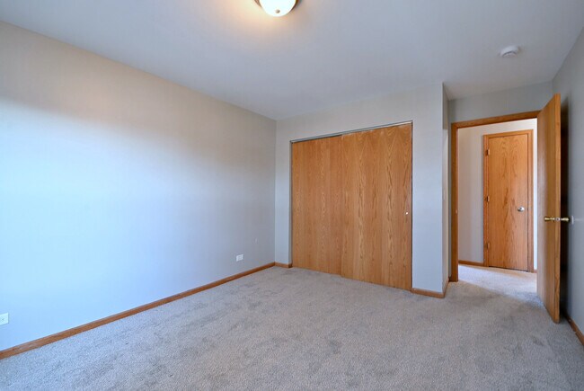 Building Photo - 19 E Pineview Dr